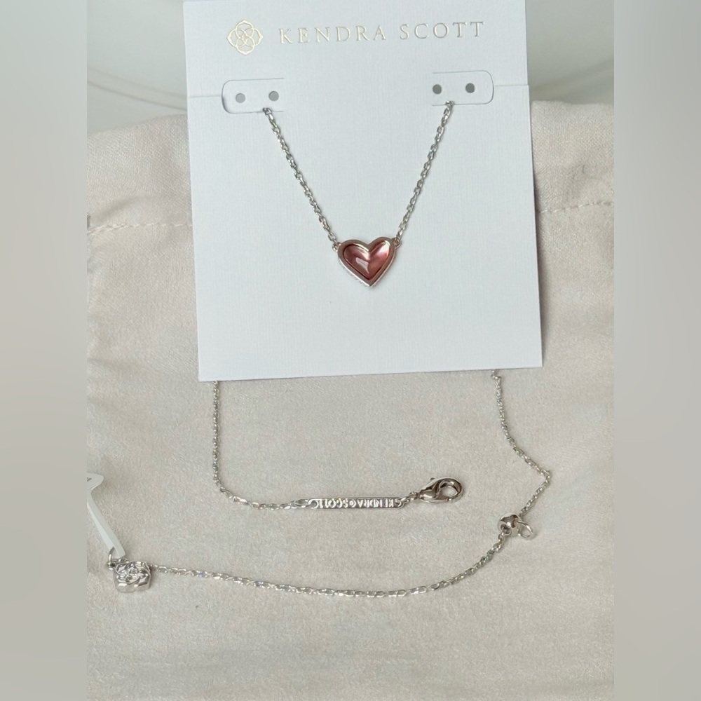 KENDRA SCOTT Framed Ari Heart Pendant Necklace Pink Blush Diachronic Glass NWT - Picture 10 of 11